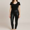 Bőr hatású zsebes hosszú női leggins - Fekete
