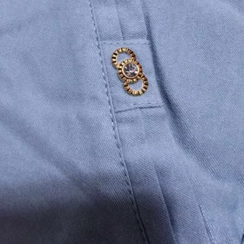 Női streccses 3/4-es nadrág díszítéssel és zsebekkel – Halványkék