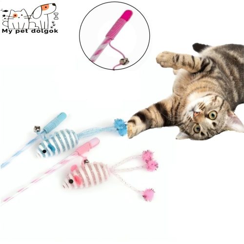 Csíkos macska játszó bot