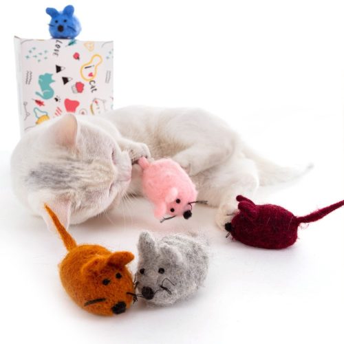 A fonott szőrmés egér készlet macskáknak