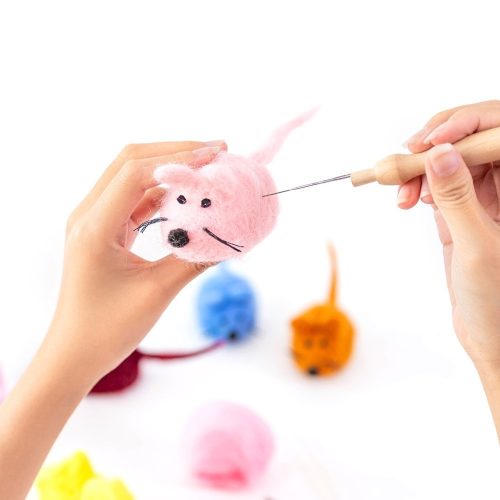 A fonott szőrmés egér készlet macskáknak