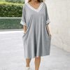 Görögmintás női V-nyakú zsebes ruha, laza bő fazon - Világos szürke