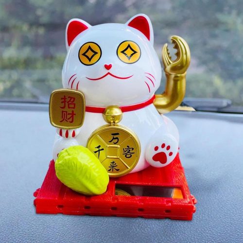 Maneki Neko napelemes szerencsehozó macska arany színű manccsal