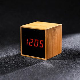 Kocka alakú programozható digitális ébresztőóra 