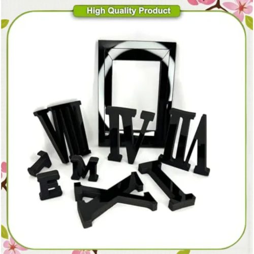 Elegáns csendes falióra római számokkal és fényképkeretekkel