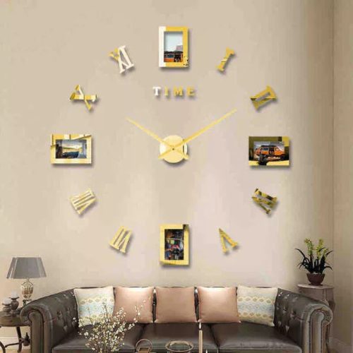 Elegáns csendes falióra római számokkal és fényképkeretekkel